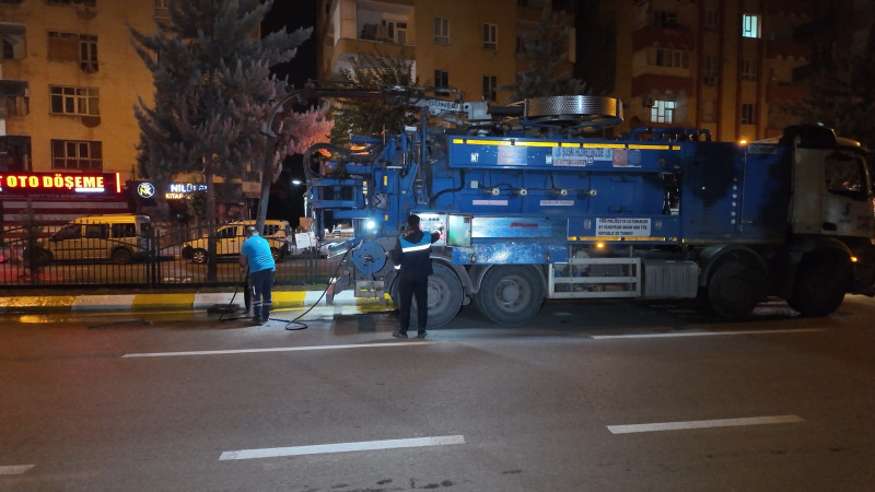 ŞUSKİ’DEN KIŞ ÖNCESİ ALTYAPIYA GECE MESAİSİ